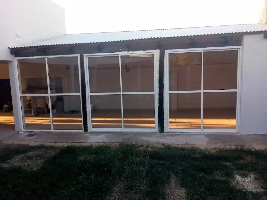 Aberturas de aluminio y muebles de pino”Litoral”