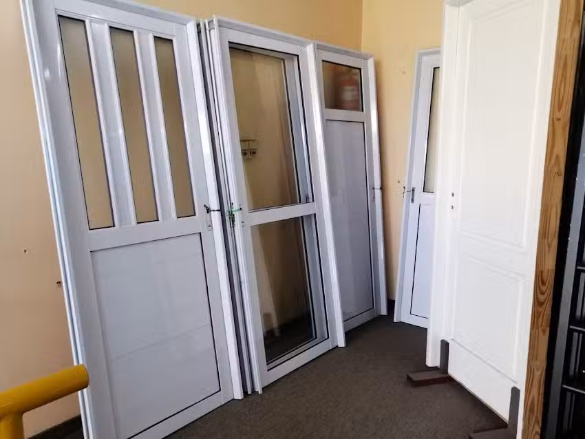 Vidriería y casa de aberturas “San Martín”.